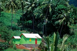Archipel-des-Comores;-Architecture;-Cocotiers;-Colline;-Couleurs;-France;-Habitat;-Kaleidos;-Kaleidos-images;-La-parole-à-limage;-Laurent-Abad;-Maison;-Maison-verte;-Mayotte;-Océan-Indien;-SIM;-Stories-Pictures;-Terre-rouge;-Végétation